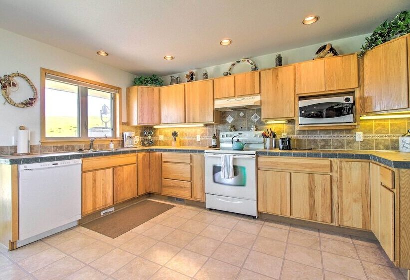 Sunny Big Timber Retreat W/ Spacious Deck!