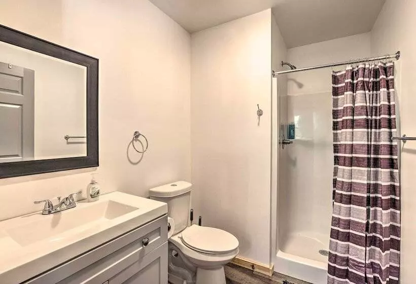 Tallassee Cabin W/ Forest Views Near Creek!