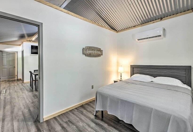 Tallassee Cabin W/ Forest Views Near Creek!