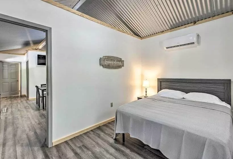 Tallassee Cabin W/ Forest Views Near Creek!