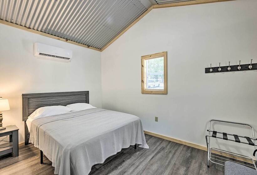 Tallassee Cabin W/ Forest Views Near Creek!