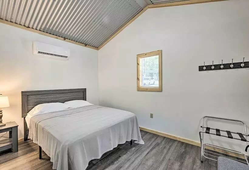 Tallassee Cabin W/ Forest Views Near Creek!