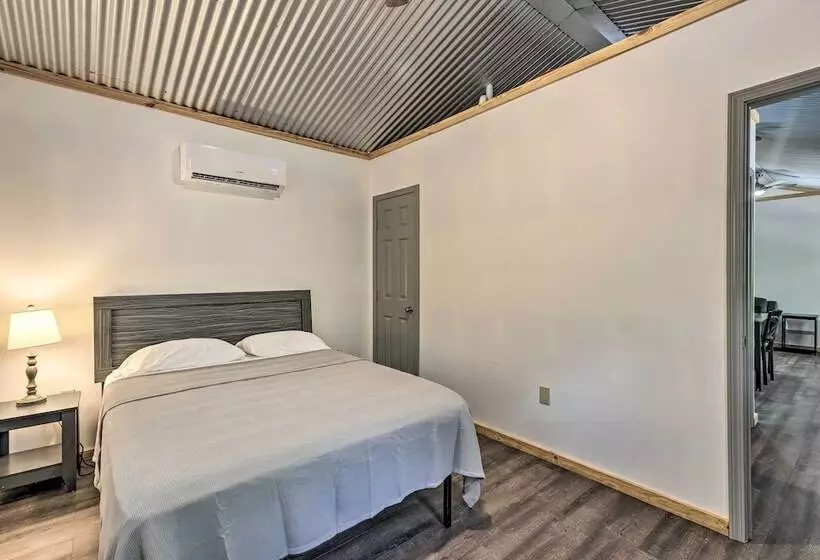 Tallassee Cabin W/ Forest Views Near Creek!