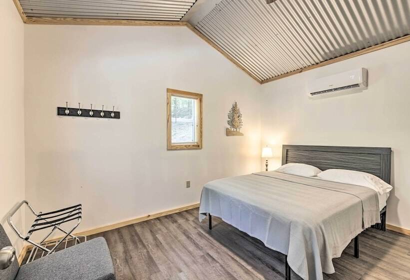 Tallassee Cabin W/ Forest Views Near Creek!