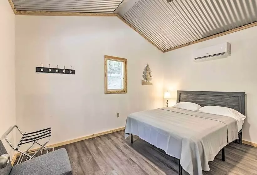 Tallassee Cabin W/ Forest Views Near Creek!