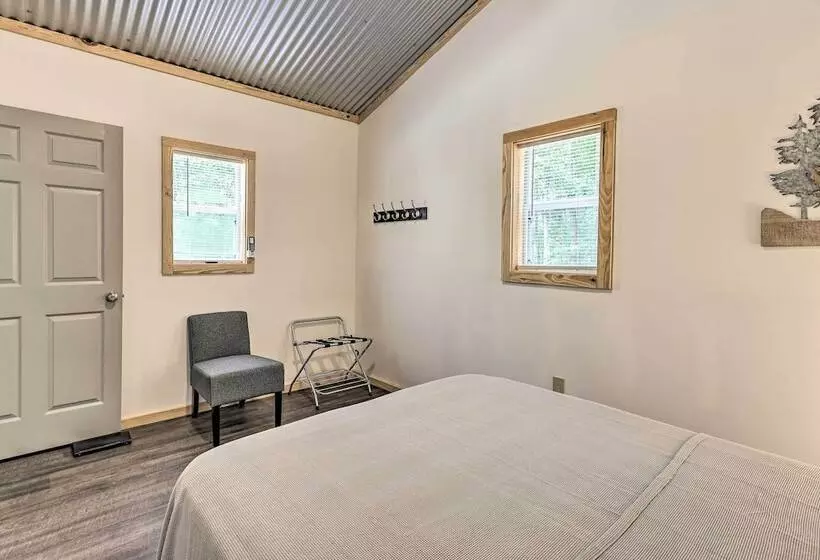 Tallassee Cabin W/ Forest Views Near Creek!