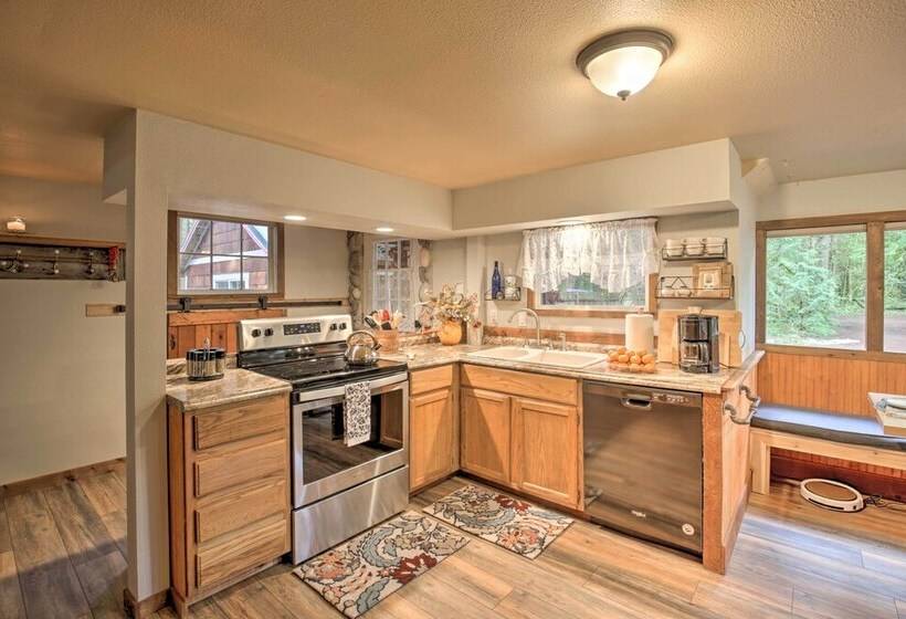 The Sundance Cottage W/ Patio   Near Mt Hood!