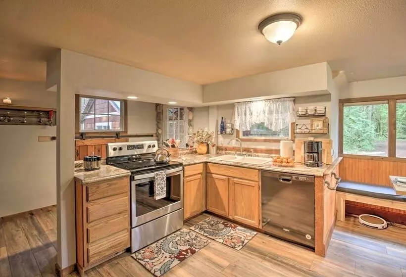 The Sundance Cottage W/ Patio   Near Mt Hood!