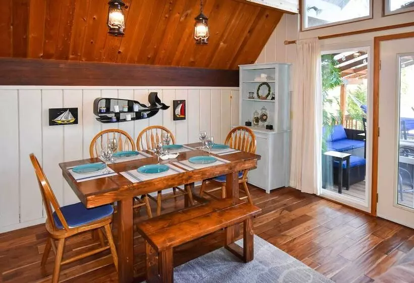 Unique Camano Cabin W/ Mountain + Water Views