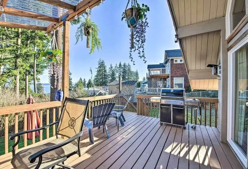 Unique Camano Cabin W/ Mountain + Water Views