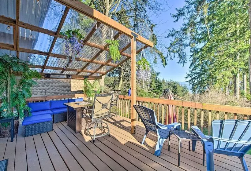 Unique Camano Cabin W/ Mountain + Water Views