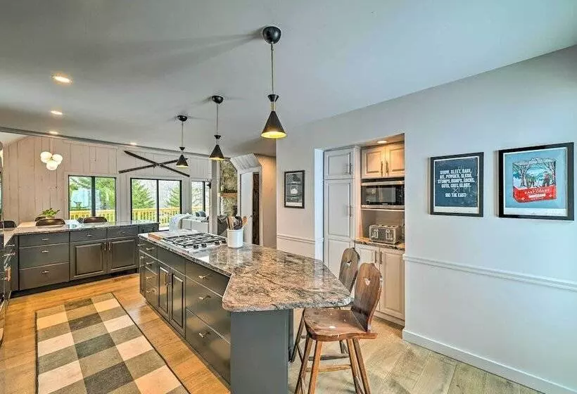 Vermont Ski Chalet ~ 5 Mi To Magic Mountain