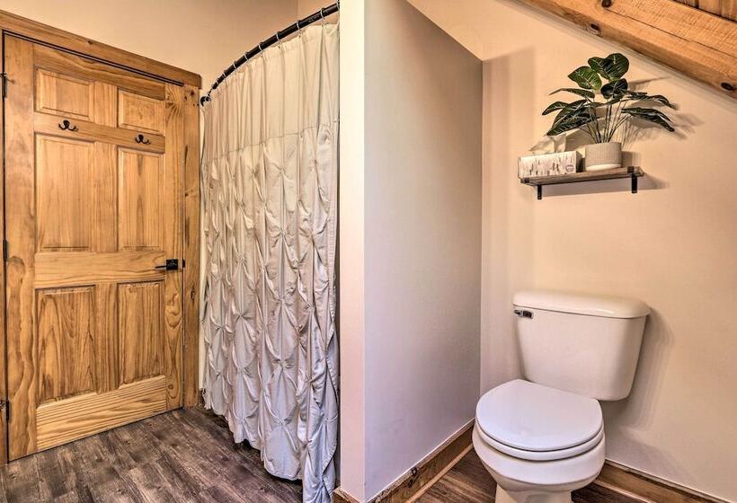 Wren S Nest Cabin  On 15 Acres W/ Hot Tub!