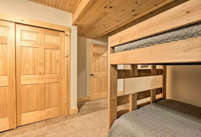 Wren S Nest Cabin  On 15 Acres W/ Hot Tub!