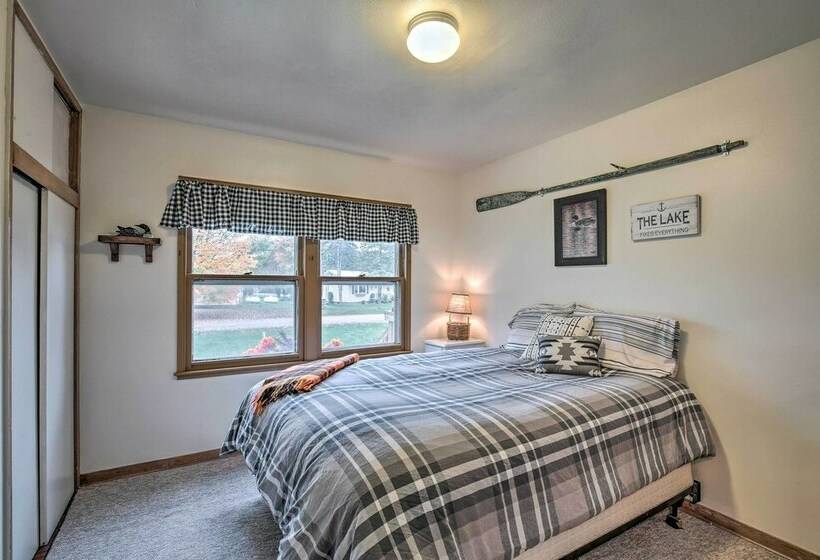 Birchwood Cottage With Red Cedar Lake Access!