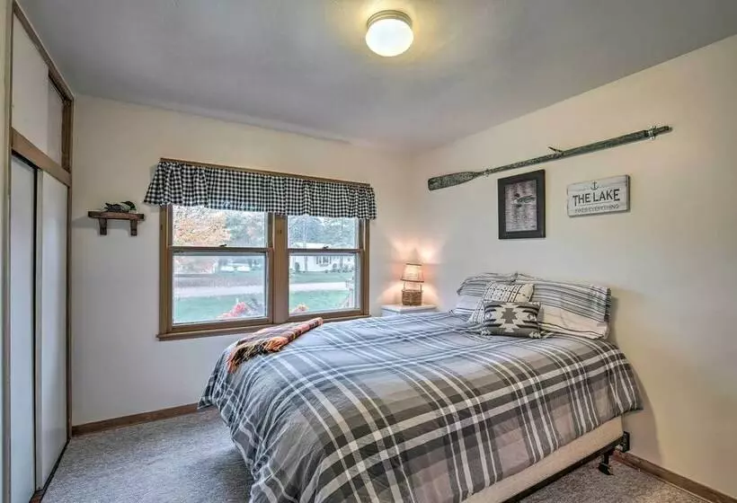 Birchwood Cottage With Red Cedar Lake Access!