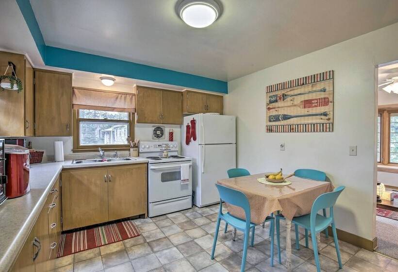 Birchwood Cottage With Red Cedar Lake Access!