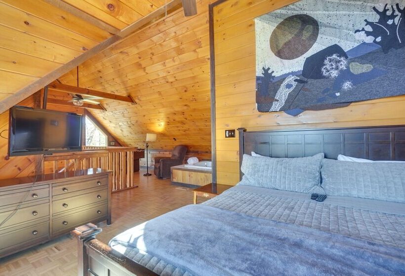 Central Sevierville Cabin W/ Hot Tub & Views!