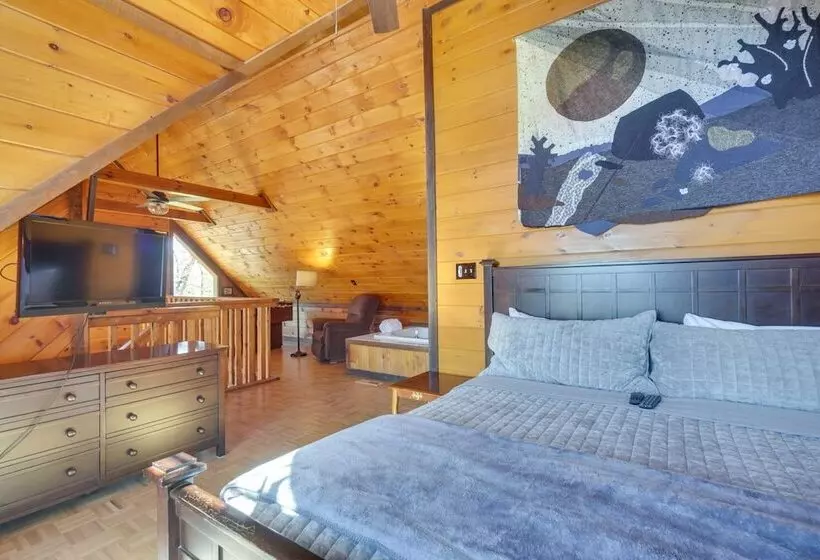 Central Sevierville Cabin W/ Hot Tub & Views!