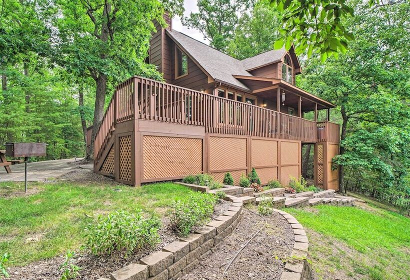 Central Sevierville Cabin W/ Hot Tub & Views!