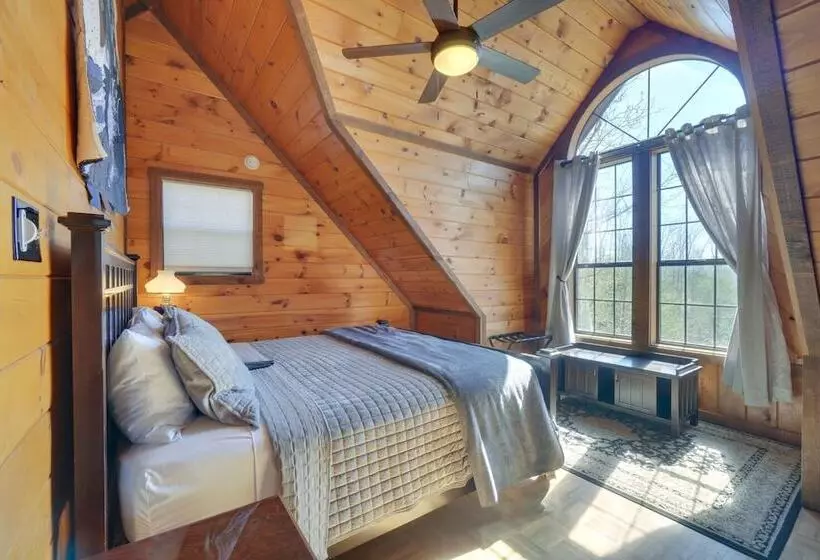 Central Sevierville Cabin W/ Hot Tub & Views!