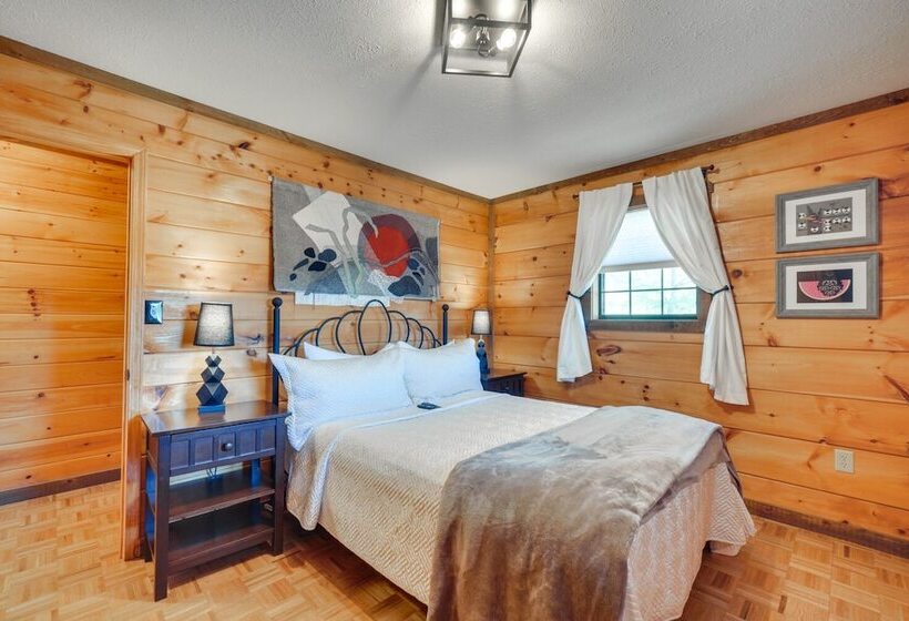 Central Sevierville Cabin W/ Hot Tub & Views!