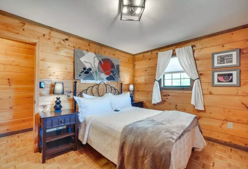 Central Sevierville Cabin W/ Hot Tub & Views!