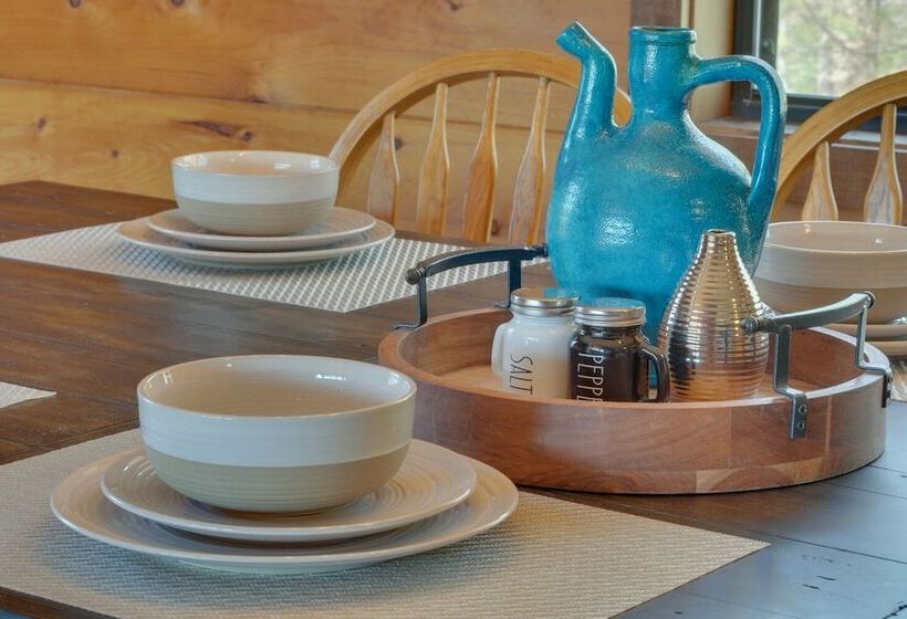 Central Sevierville Cabin W/ Hot Tub & Views!