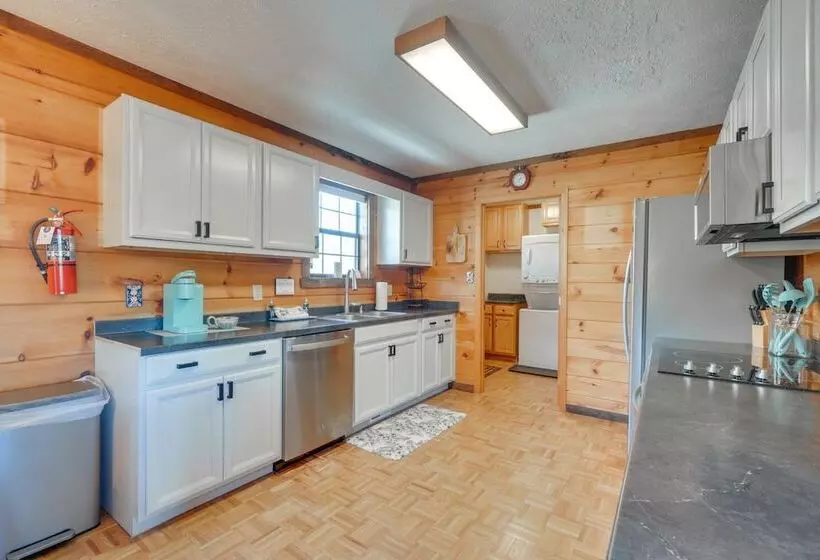 Central Sevierville Cabin W/ Hot Tub & Views!