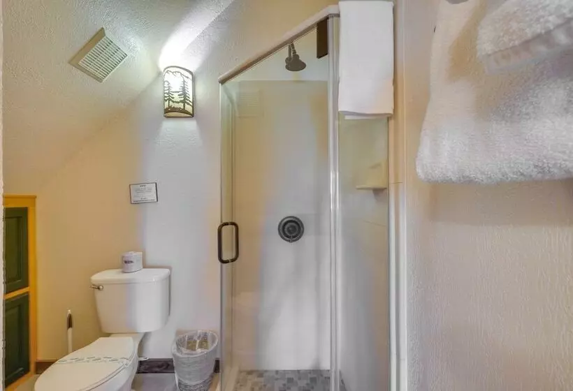 Central Sevierville Cabin W/ Hot Tub & Views!