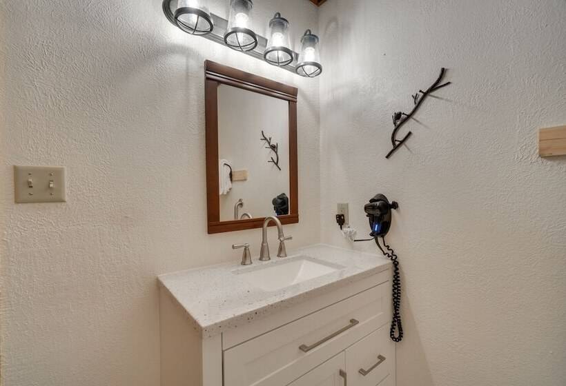 Central Sevierville Cabin W/ Hot Tub & Views!