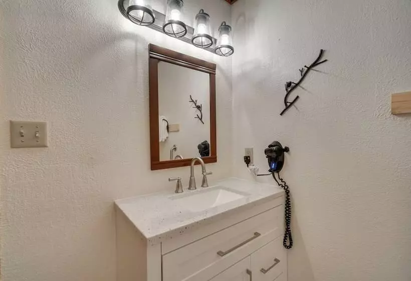 Central Sevierville Cabin W/ Hot Tub & Views!