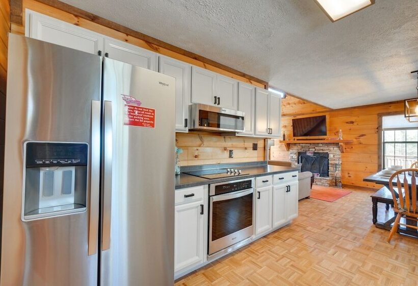 Central Sevierville Cabin W/ Hot Tub & Views!