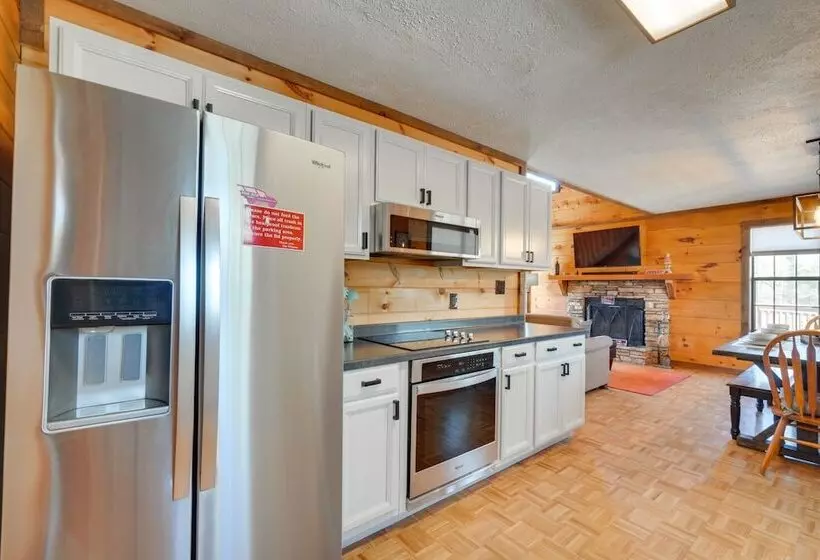 Central Sevierville Cabin W/ Hot Tub & Views!