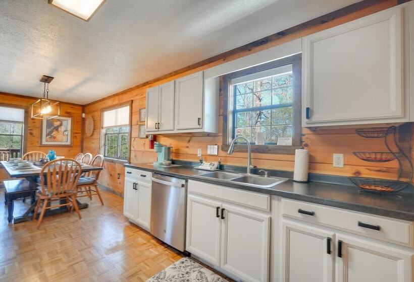 Central Sevierville Cabin W/ Hot Tub & Views!