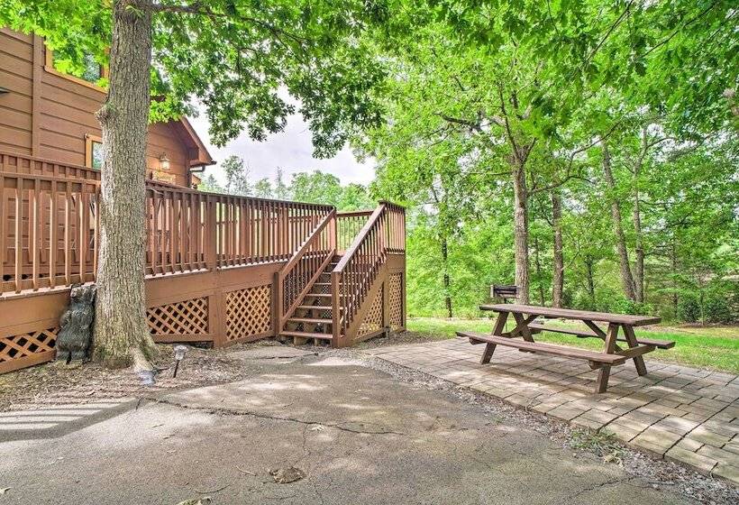 Central Sevierville Cabin W/ Hot Tub & Views!