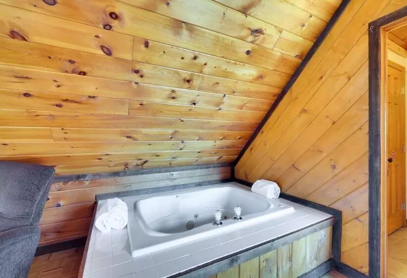 Central Sevierville Cabin W/ Hot Tub & Views!