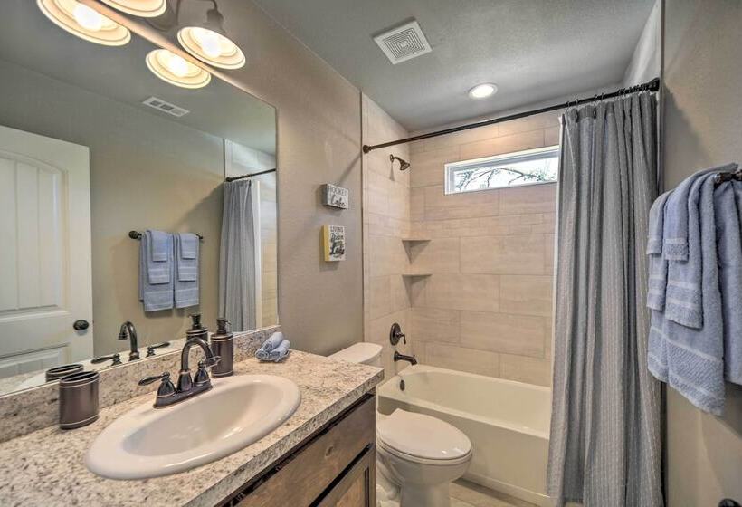 Charming Canyon Lake Home   Walk To Boat Ramp