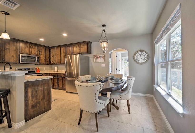 Charming Canyon Lake Home   Walk To Boat Ramp