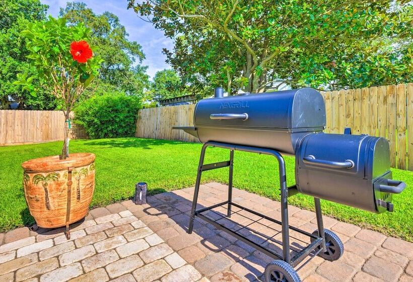 Charming Coastal Getaway, Near Beach & Pier!