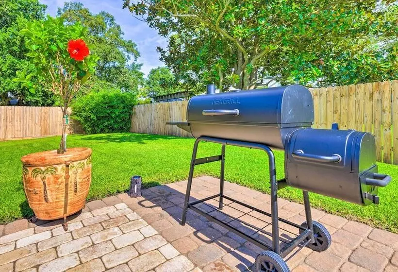 Charming Coastal Getaway, Near Beach & Pier!