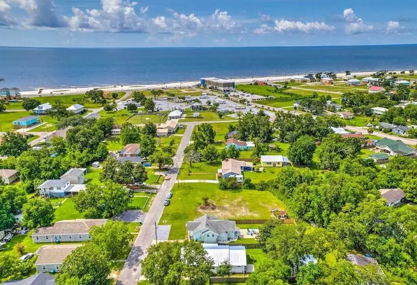 Charming Coastal Getaway, Near Beach & Pier!