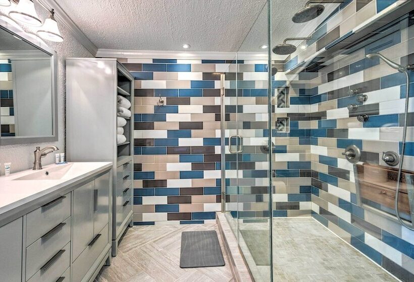 Charming Coastal Getaway, Near Beach & Pier!