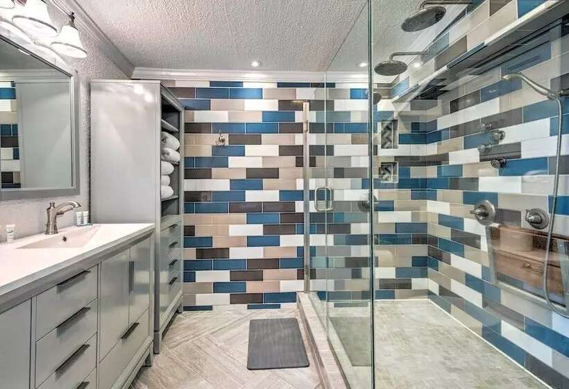 Charming Coastal Getaway, Near Beach & Pier!