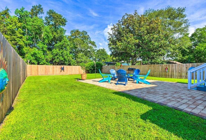 Charming Coastal Getaway, Near Beach & Pier!