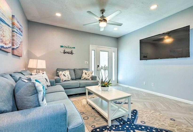 Charming Coastal Getaway, Near Beach & Pier!