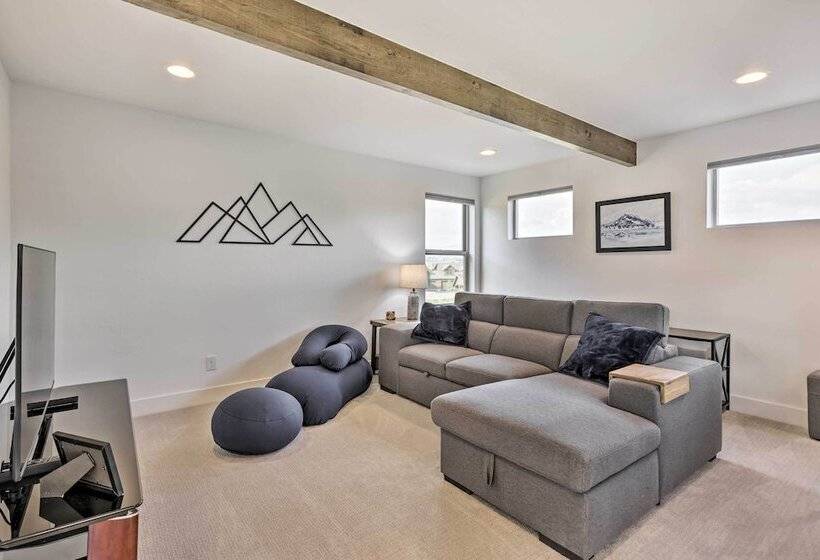 Furnished Deck & Hot Tub: Chic Granby Home!