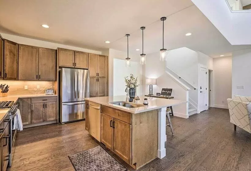 Furnished Deck & Hot Tub: Chic Granby Home!