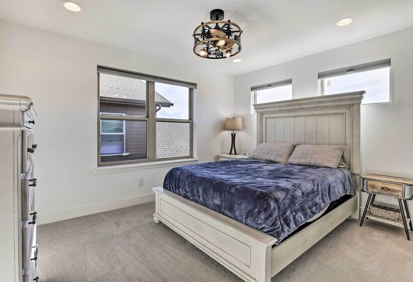 Furnished Deck & Hot Tub: Chic Granby Home!