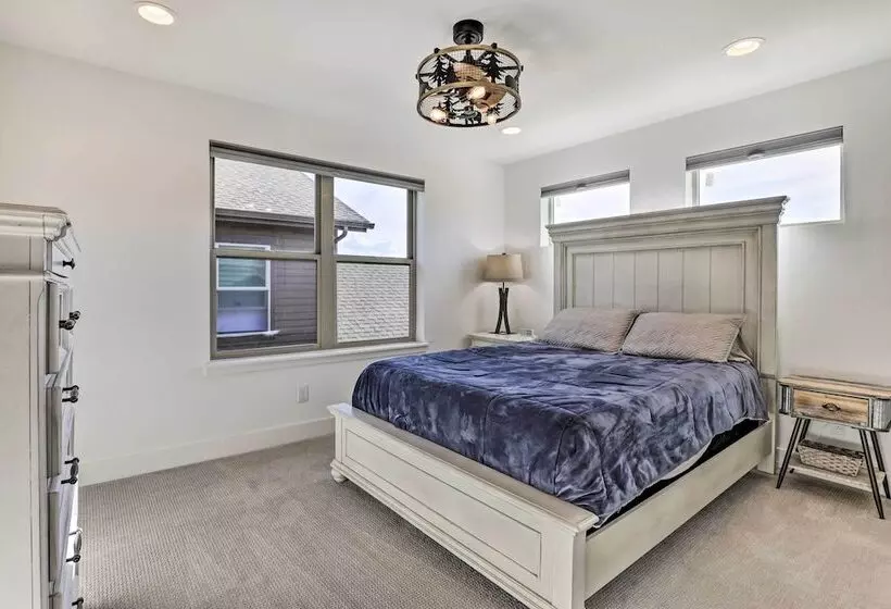 Furnished Deck & Hot Tub: Chic Granby Home!